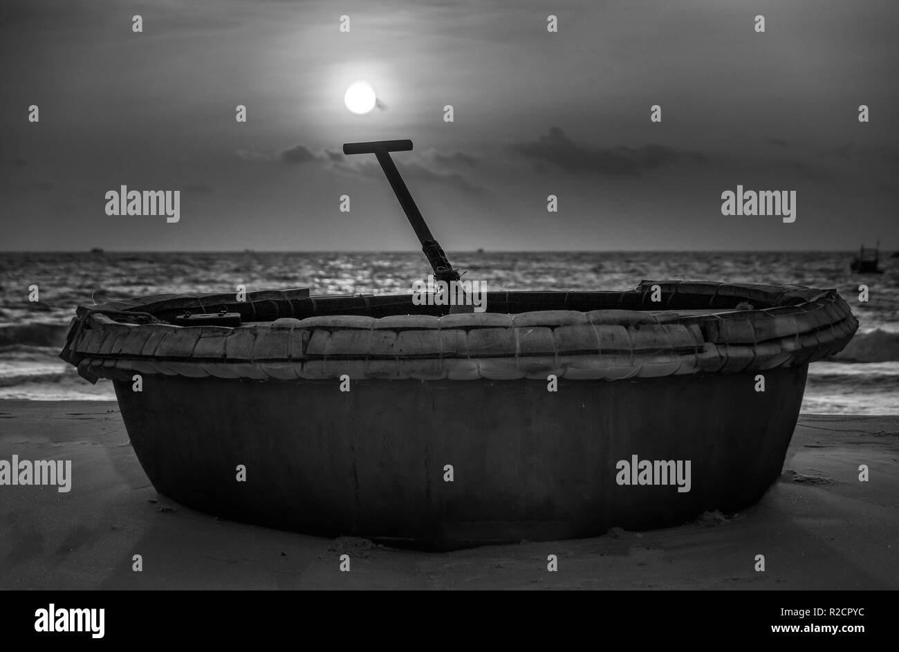 Belle scène de plage le matin quand le soleil se lève à côté du bateau de pêche des pêcheurs comme accueillant nouvelle journée intéressante. Banque D'Images