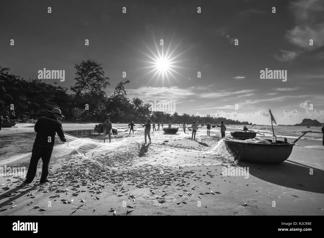 Les pêcheurs font du filet de pêche après avoir pêché comme moyen de vivre dans le village de pêche côtier. C'est un travail acharné, mais beaucoup de familles à Phan Thiet, Banque D'Images