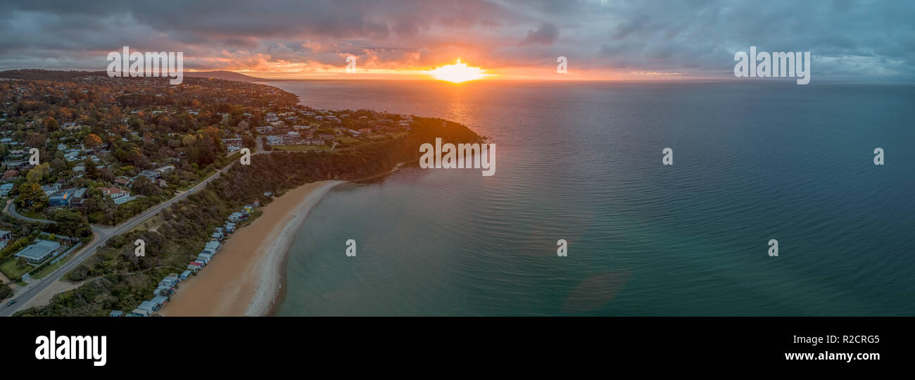 Coucher du soleil rougeoyant sur Port Phillip Bay en Australie - panorama Banque D'Images