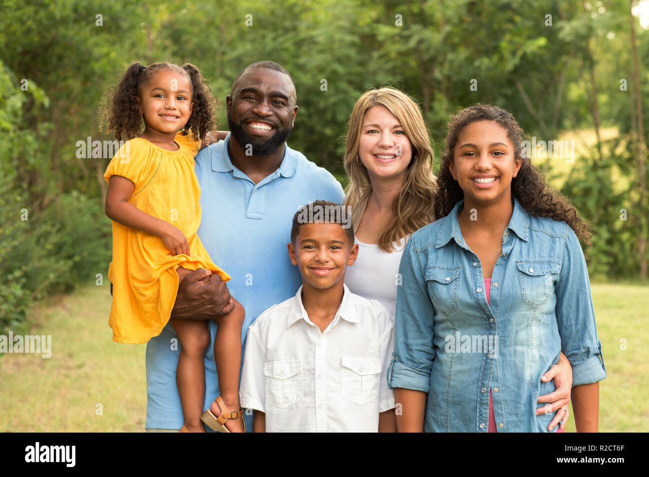 Portrait d'une famille multiethnique de rire. Banque D'Images