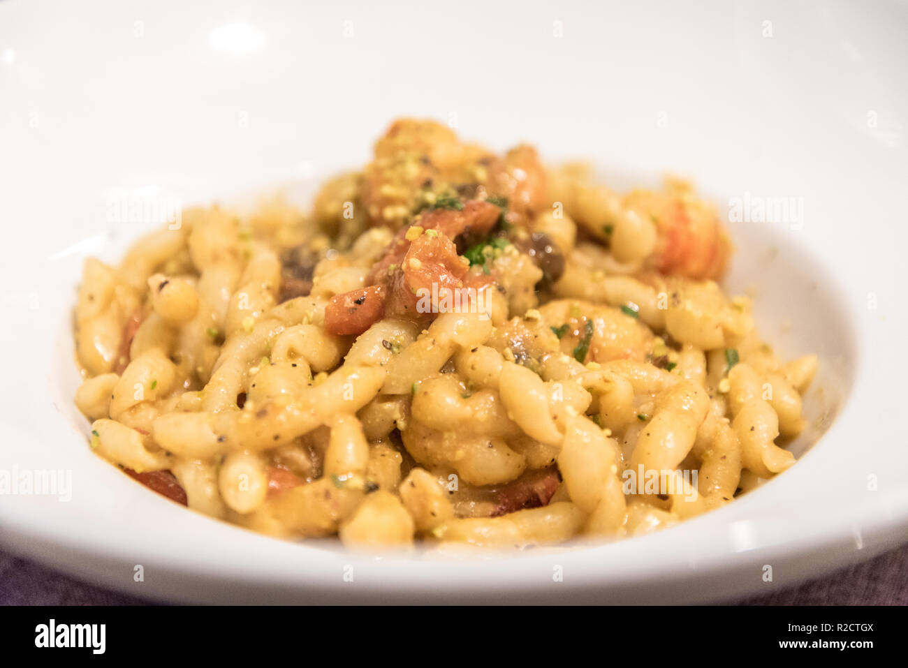 Busiate à la pistache pesto et crevettes servies dans un restaurant en Sicile, Italie Banque D'Images