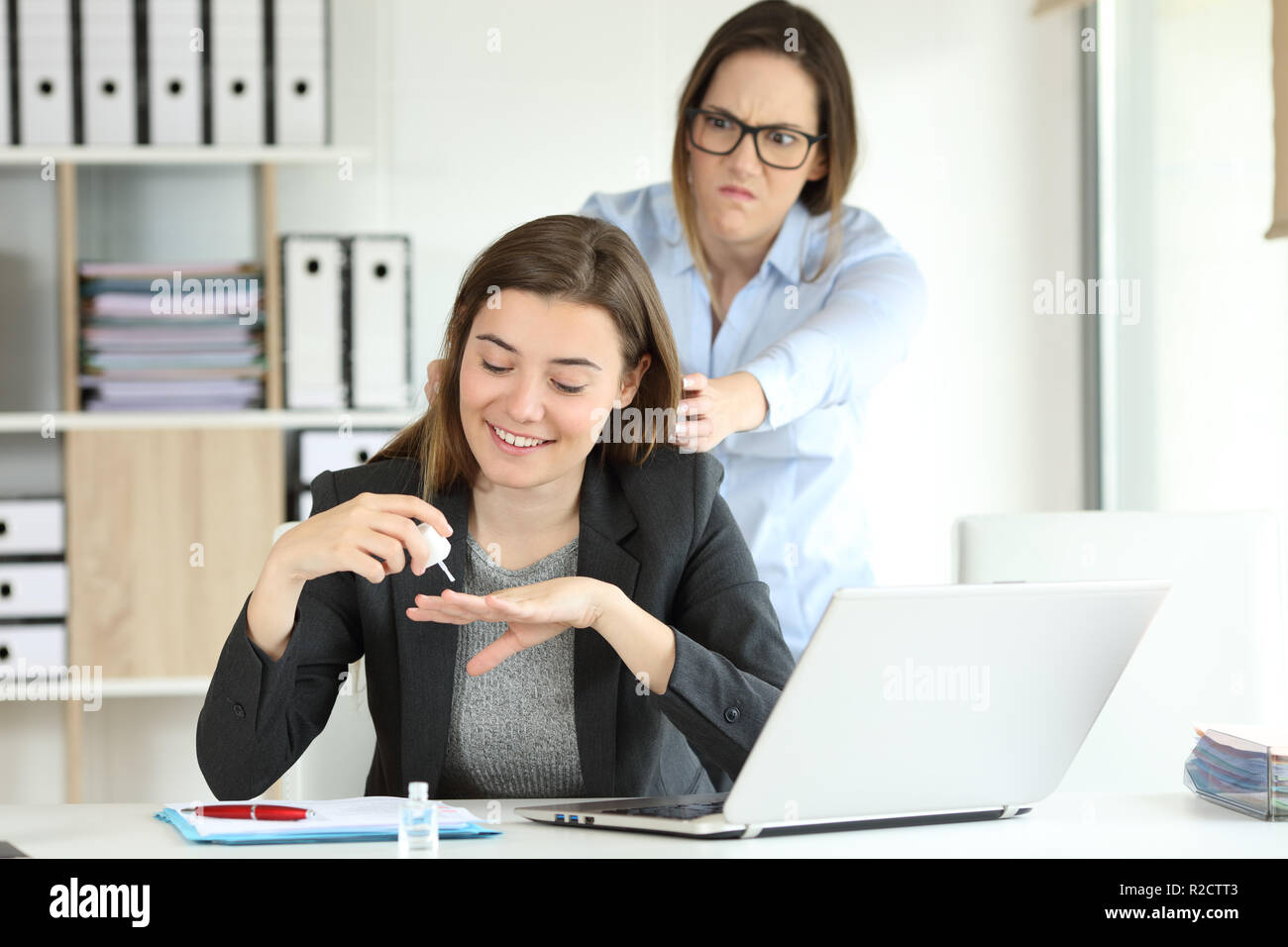 Partenaire en colère pour essayer de tuer son collègue paresseux at office Banque D'Images