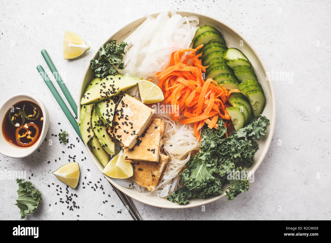 Vegan bun cha saladier avec du tofu, nouilles de riz et légumes. Régime  alimentaire à base de plantes concept Photo Stock - Alamy