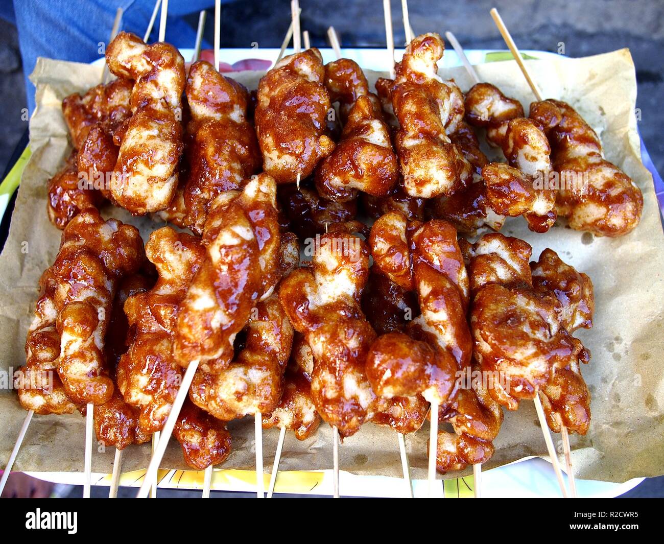 Photo de plats préparés/karioka carioca ou boules de riz frit sur stick avec brown sugar glaze Banque D'Images