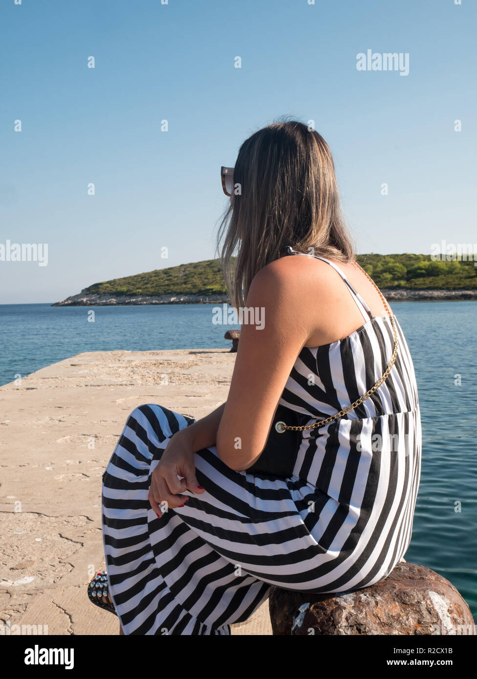 Belle femme de race blanche en noir et blanc à la robe à la mer Adriatique en Croatie Banque D'Images
