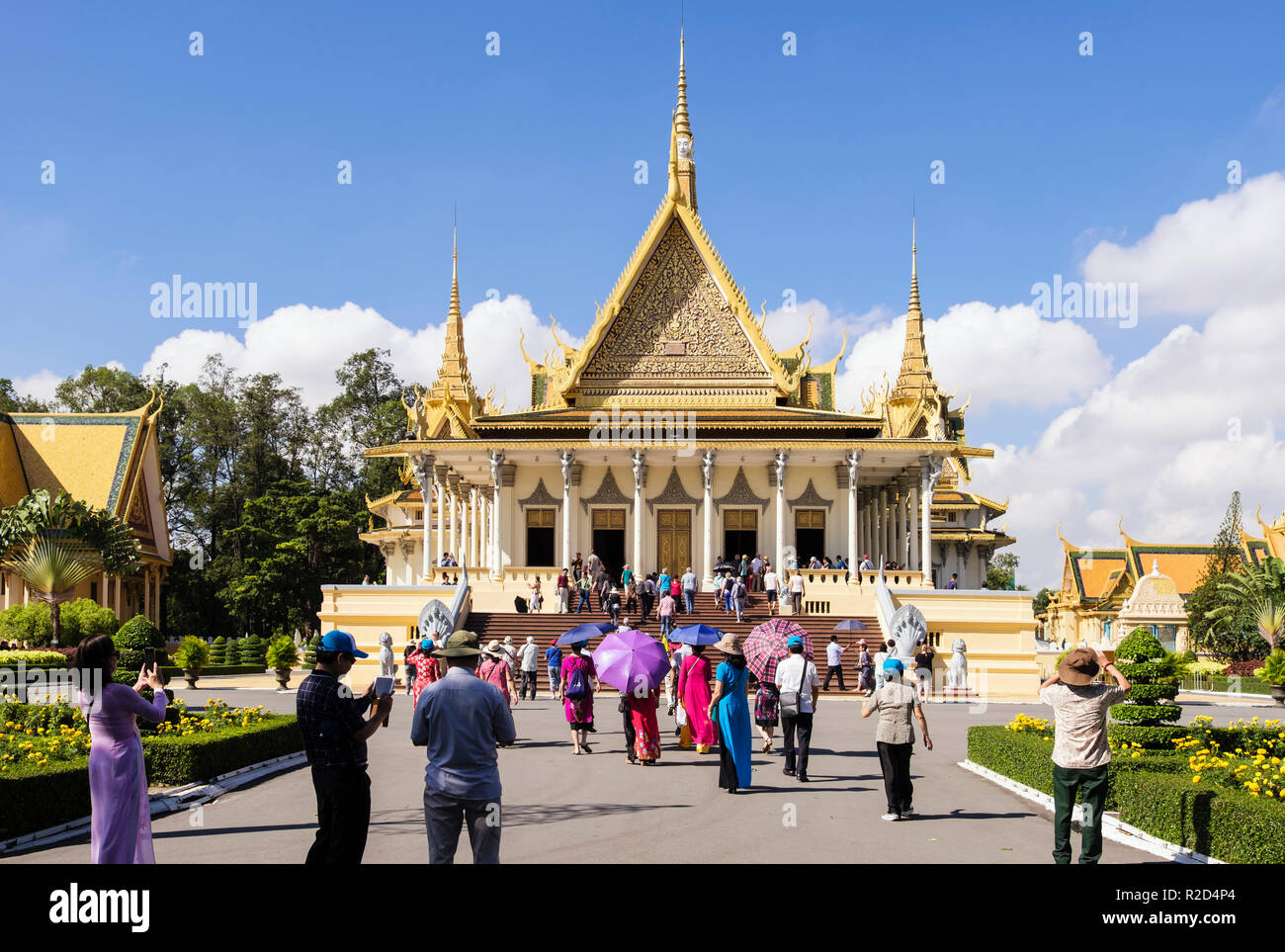 Les touristes visitant 20e siècle trône Hall à Palais Royal complexe. Phnom Penh, Cambodge, Asie du sud-est Banque D'Images