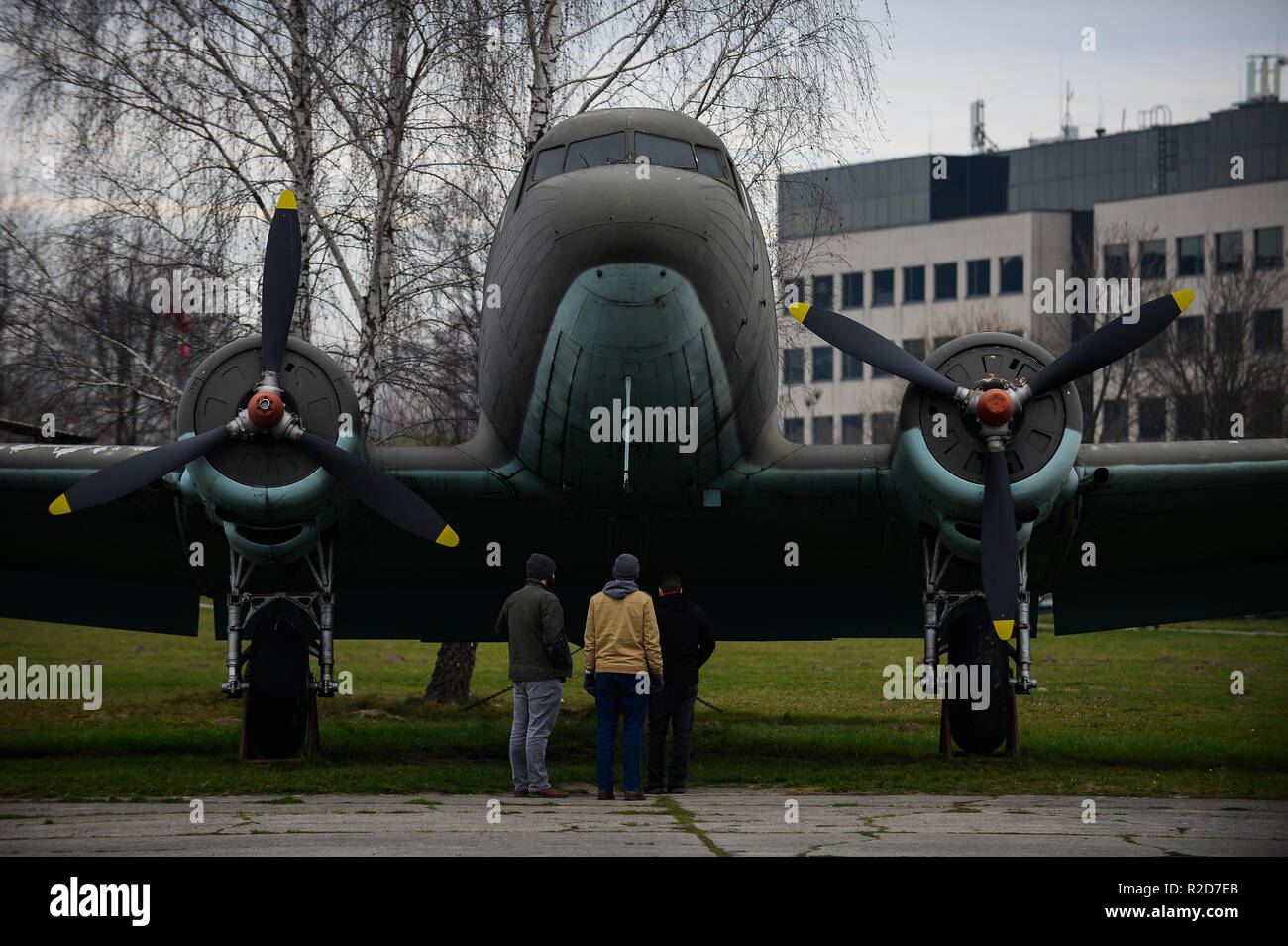 Les visiteurs sont vus en admirant une Lisunow Li-2 au cours de la journée du musée ouvert à Cracovie. Le Musée de l'Aviation Polonaise est un grand musée des vieux avions et moteurs d'avion. Il est situé à l'ancien aéroport de Cracovie Rakowice Czyzyny fonctionnelle. L'aviation a été établie par l'Empire autrichien et hongrois en 1912, il est considéré comme l'un des plus anciens du monde. Banque D'Images