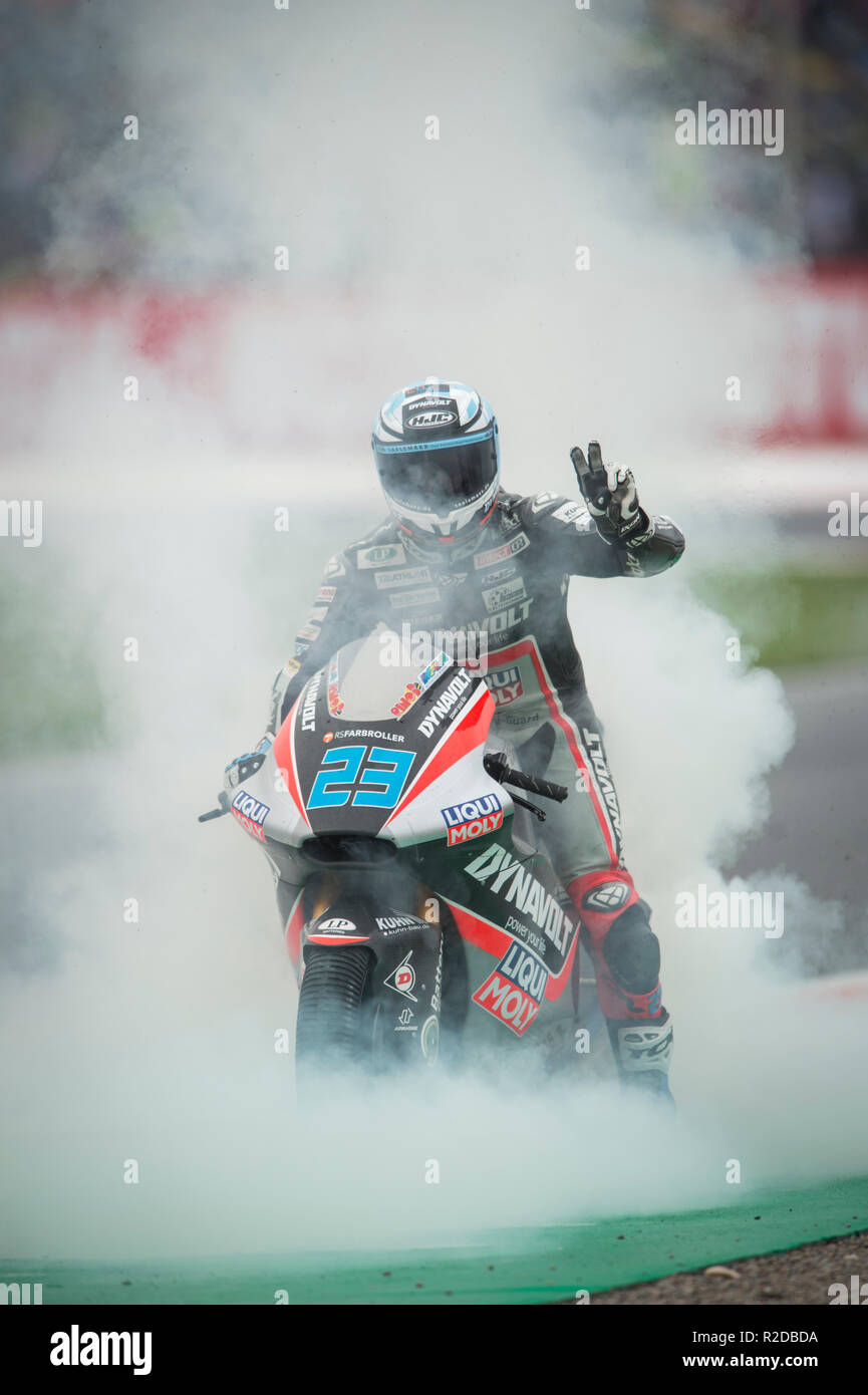 Cheste, Valence, Espagne. 18 Nov, 2018. Week-GP Moto GP.Marcel Schrotter rider moto2 GP de Dynavolt intact, l'équipe célèbre roue ardente après 2 course de moto. Credit : rosdemora/Alamy Live News Banque D'Images