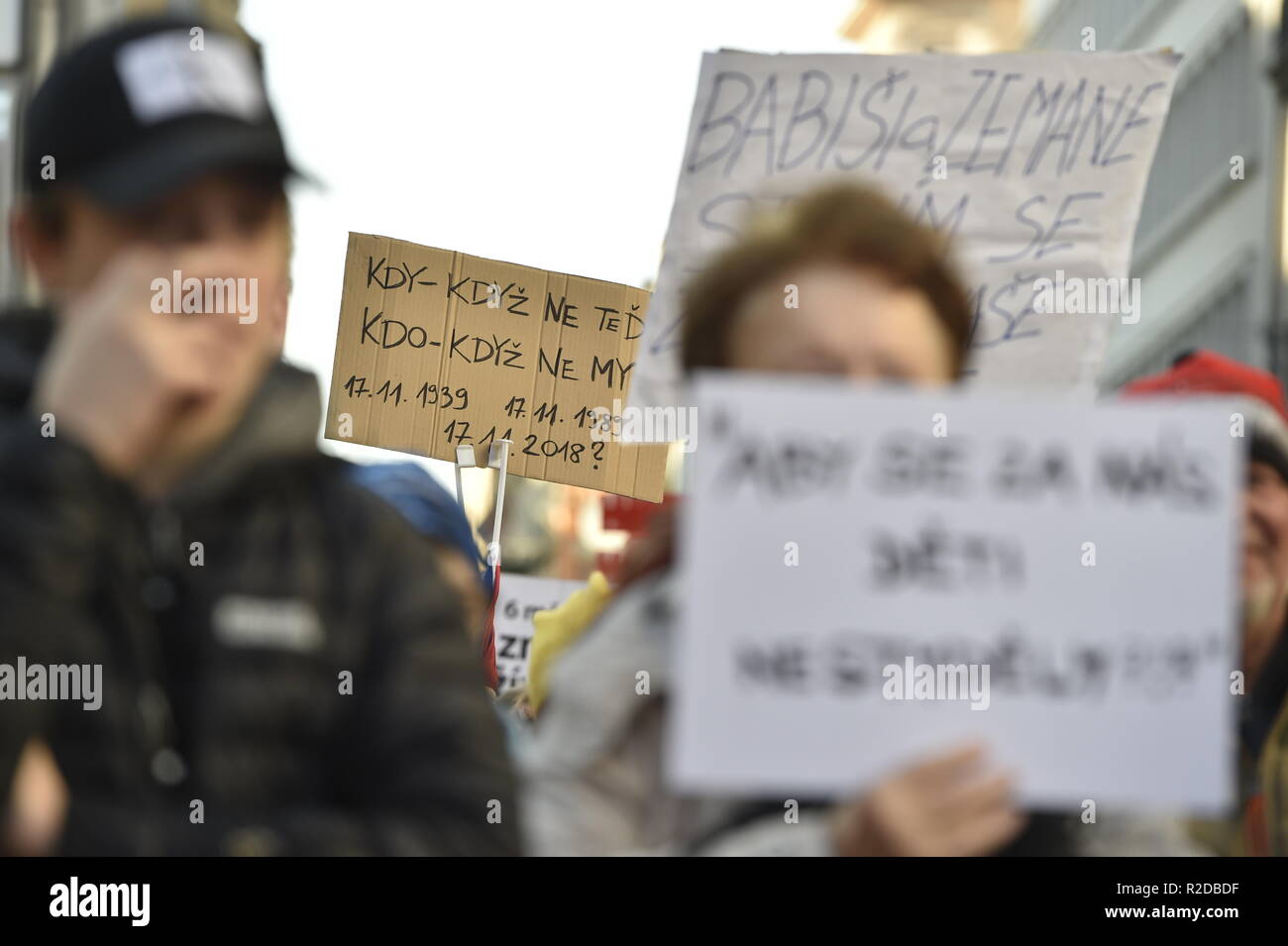 Brno, République tchèque. 17 novembre, 2018. Environ un millier de personnes se sont joints à une manifestation contre PM Andrej Babis dans le centre de Brno, en République tchèque, le 17 novembre 2018. Photo : CTK Vaclav Salek/Photo/Alamy Live News Banque D'Images