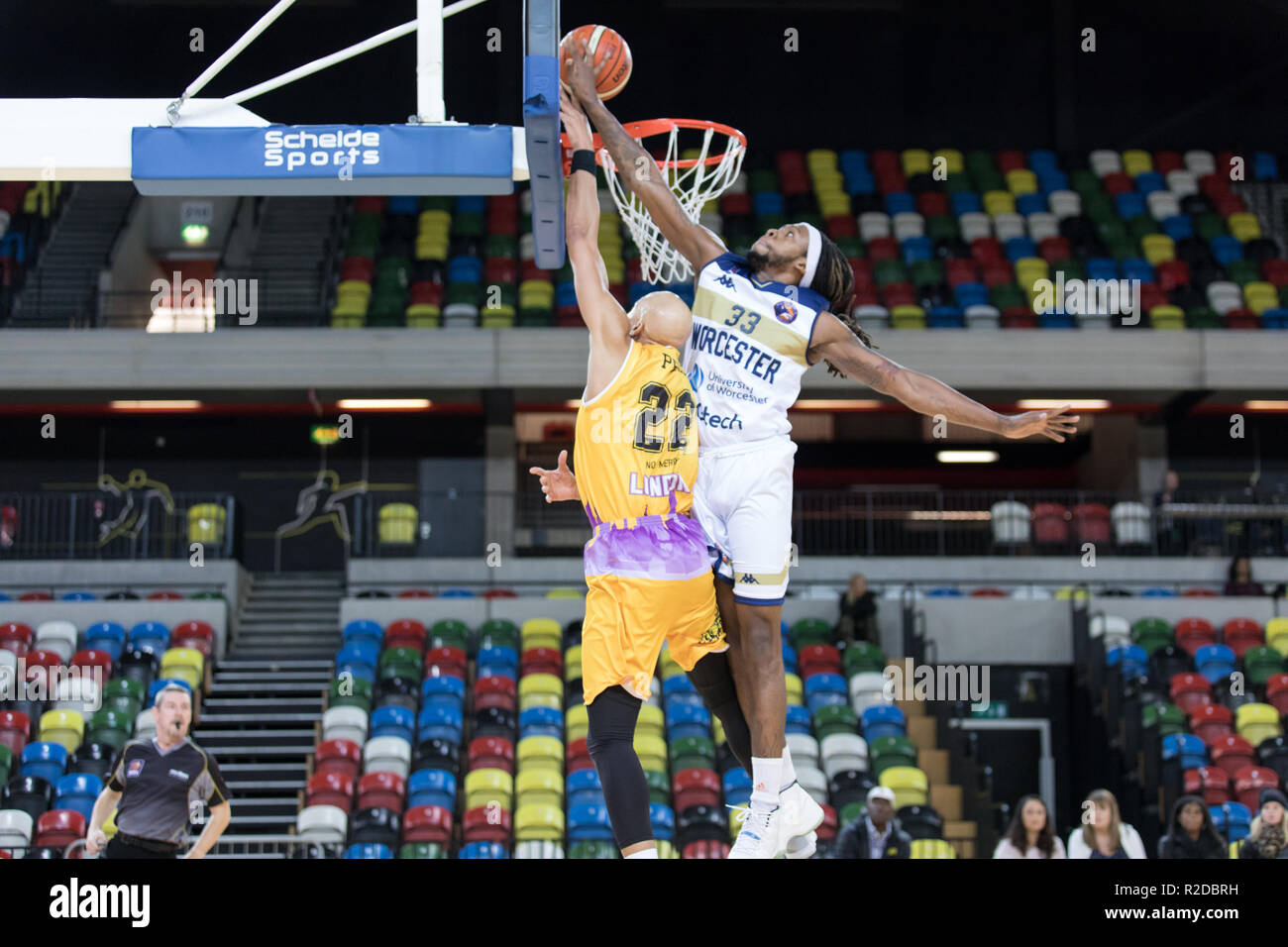 Londres, Royaume-Uni, 18h Nov 2018. Défaite des Lions Londres Worcester Wolves 99- 89 en quart de finale de la BBL Cup at Copper Box Arena, le Parc Olympique, Londres, Royaume-Uni. Aucun des Lions 22 Peel Brandon saute à marquer 2 point. Aucun des Loups 33 Deshawn Freeman tente de bloquer bu le panier est faite.Credit Carol Moir/AlamyLiveNews Banque D'Images