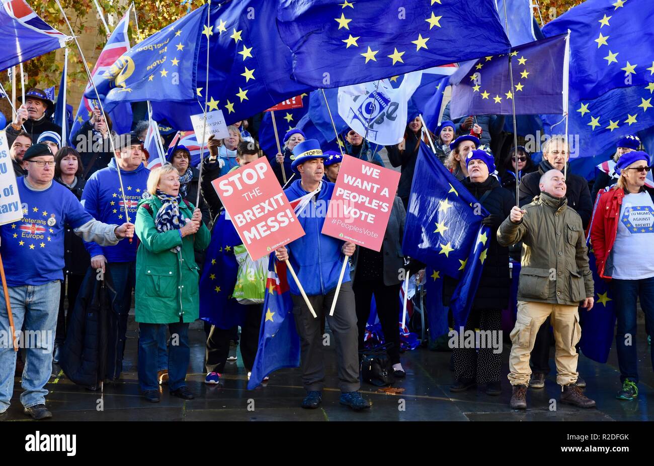 Manifestation anti-Brexit menée par Steve Bray et des membres du mouvement européen du Stand of Defiance (SODEM) en une semaine qui est cruciale pour Teresa May et le gouvernement conservateur, les chambres du Parlement, Westminster , Londres. ROYAUME-UNI Banque D'Images
