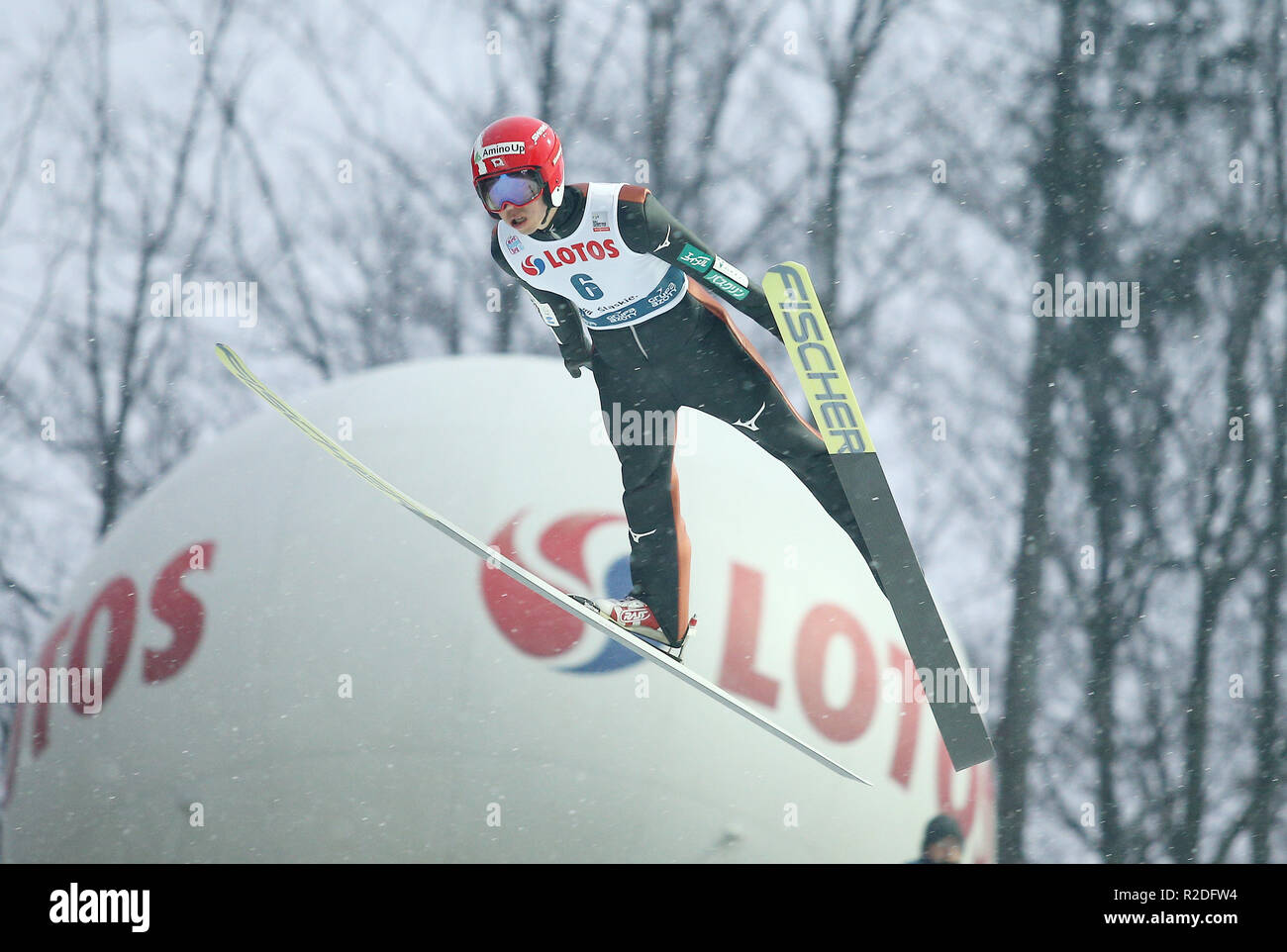 Naoki Nakamura vu en action lors de l'épreuve individuelle de la Coupe du monde de saut à ski FIS de Wisla. Banque D'Images