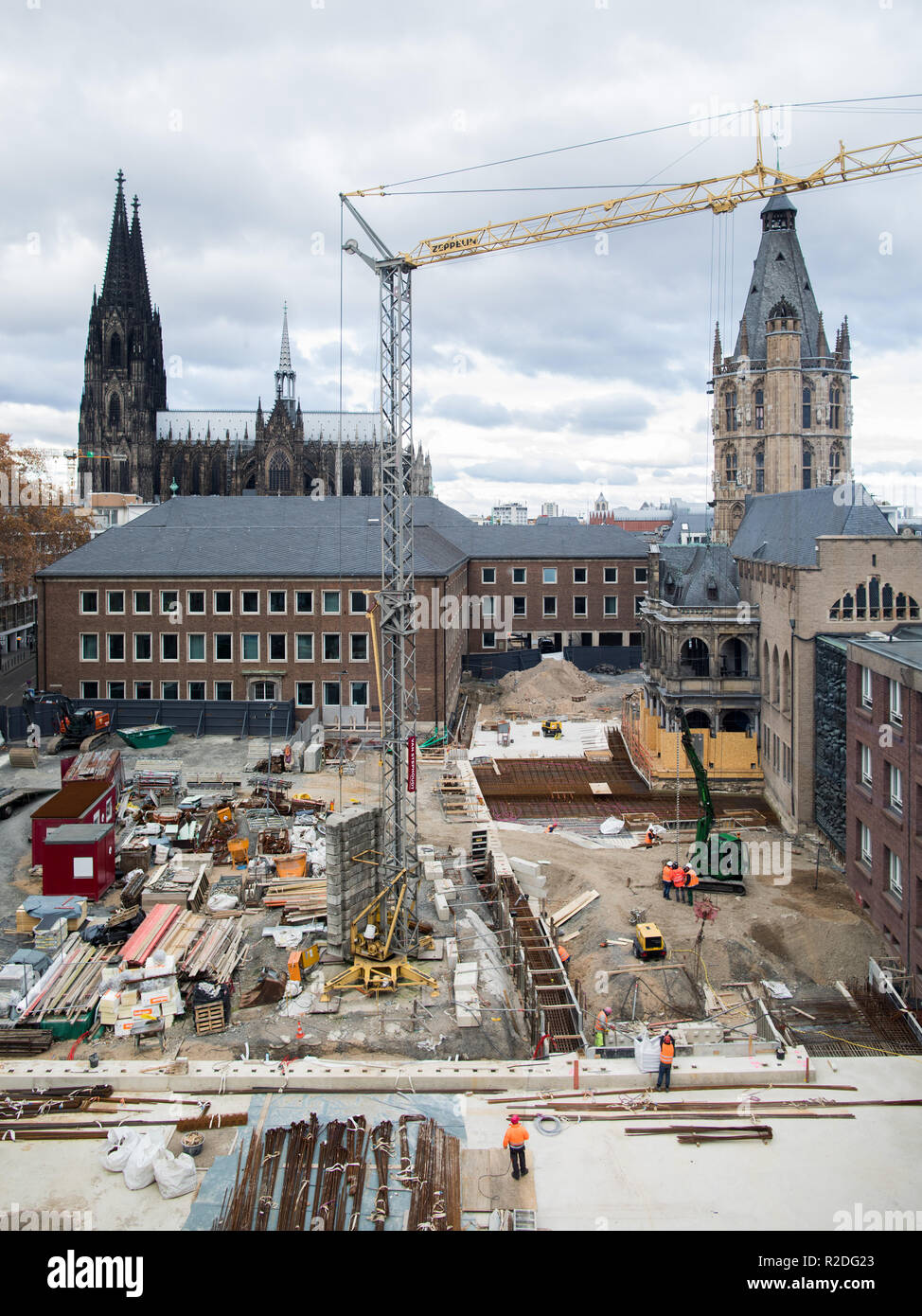 19 novembre 2018, en Rhénanie du Nord-Westphalie, Köln : vue sur le site de construction - Musée Juif MiQua - dans l'arrière-plan la cathédrale de Cologne et l'hôtel de ville historique. Une exposition permanente dans le parking souterrain de la place du square montre certaines des preuves archéologiques les plus importants de l'histoire de la ville de Cologne et la Rhénanie : le Praetorium romain, le quartier juif médiéval et l'orfévrerie quart sur une tour de 600 mètres avec de nombreux espaces d'exposition intégrée. Photo : afp/Vennenbernd Rolf Banque D'Images