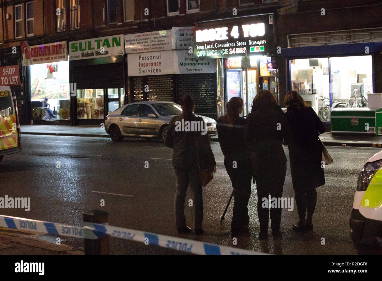 Leeds, UK - 19 novembre 2018. Les enquêteurs de police et des équipes de médecine légale sur le lieu d'une agression grave sur Roundhay Road cet après-midi. WYP confirmé homme recevant un traitement pour les blessures graves. Credit : James Copeland/Alamy Live News Banque D'Images