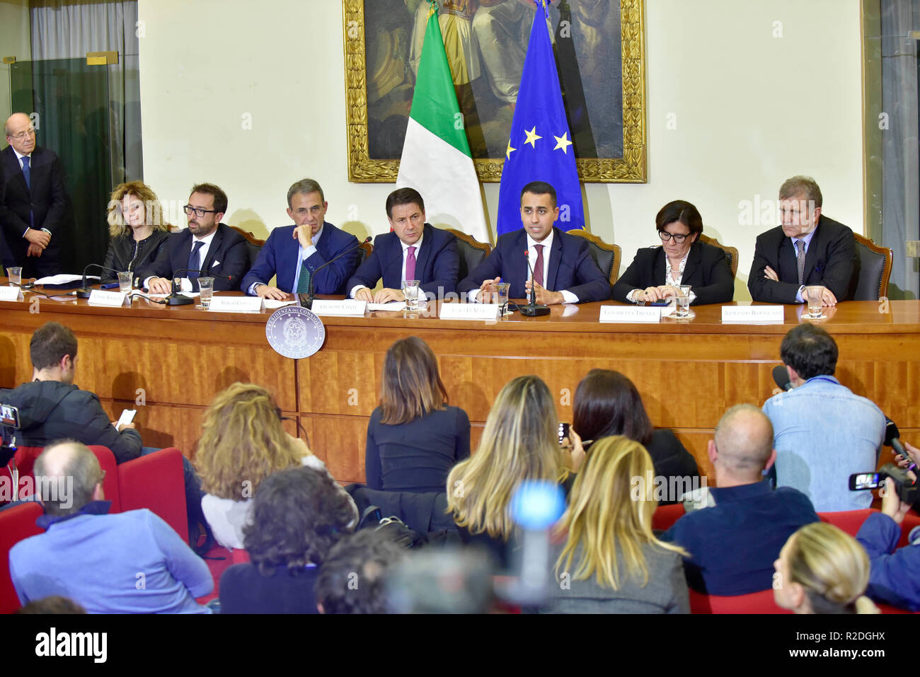 Foto LaPresse - Alessandro Pone 19/11/2018 L'Italie (Italia) Politica Rifiuti, governo firma il protocole per la Terra dei fuochi. Nella foto : i ministri Costa, Di Maio, Salvini, Bonafede, Trenta, Lezzi, con sottosegretario alla Salute, Bartolazzi, presidente Vincenzo De Luca, préfets e e Ruberto Pagano. LaPresse - Photo Alessandro Pone Novembre 19th, 2018 L'Italie, ItalyPolitics Terre de Feu protocole signé à Caserta. Un protocole d'entente sur la Terre de Feu Le feu des déchets toxiques de la région Campanie a été signé à l'Italie. Banque D'Images