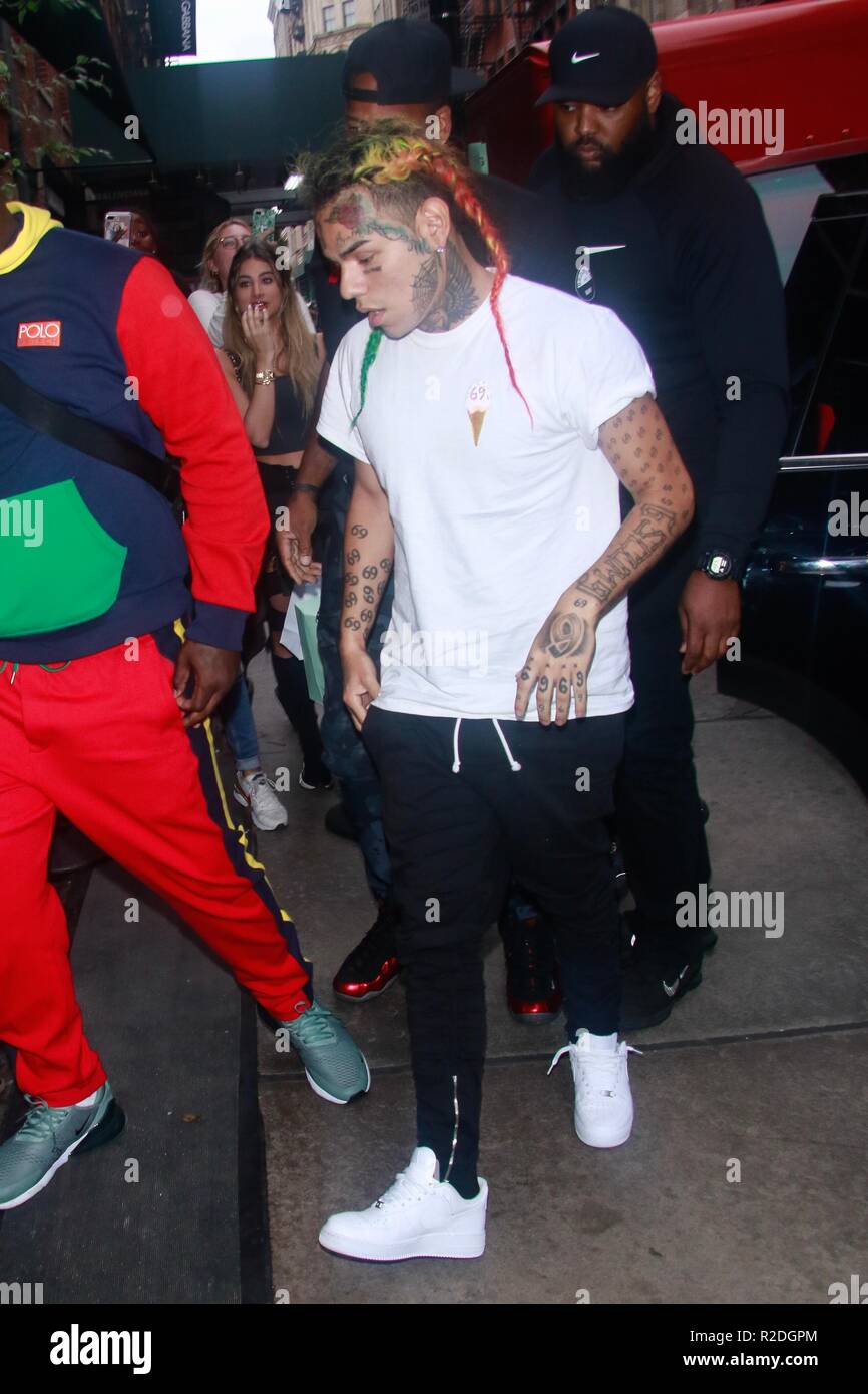 PHOTO*** Tekashi 6ix9ine arrêté le racket et les frais d'armes NEW YORK, NY  - 7 SEPTEMBRE : Tekashi 6ix9ine est vu le 7 septembre 2018 à New York.  DC/MediaPunch Crédit Photo Stock - Alamy