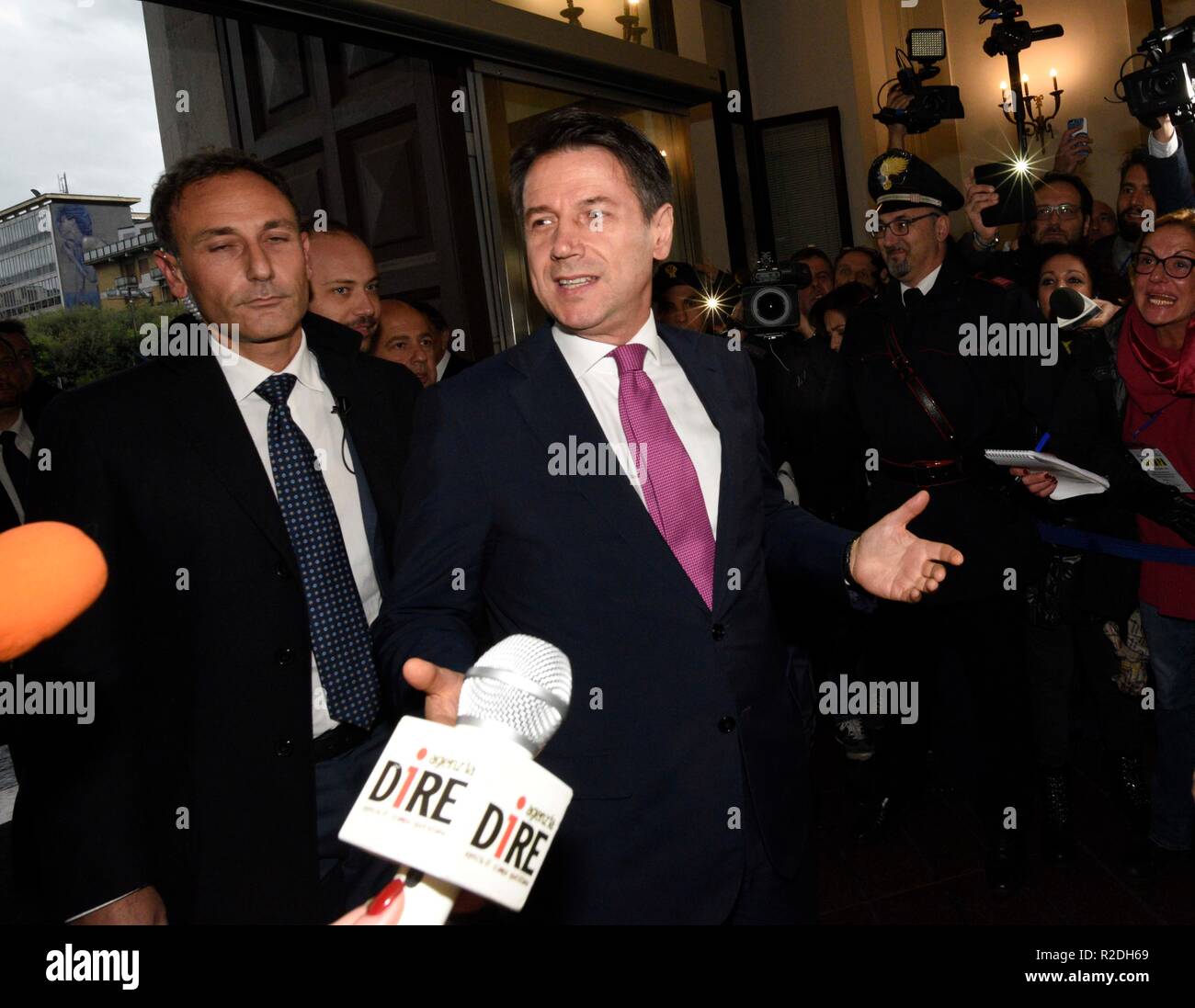 Foto Stefano Cavicchi/LaPresse 19/11/2018 Caserta / CE Politica Rifiuti, governo firma il protocole per la Terra dei fuochiNella foto : Giuseppe Conte Banque D'Images