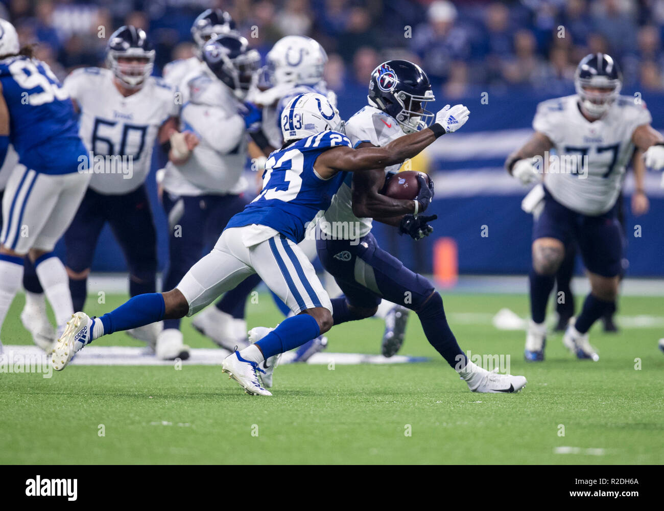 18 novembre 2018 : Tennessee Titans receveur Corey Davis (84) s'exécute avec la balle après la capture comme Indianapolis Colts arrière défensif Kenny Moore II (23) poursuit au cours de l'action de jeu de football américain NFL entre les Tennessee Titans et les Indianapolis Colts au Lucas Oil Stadium à Indianapolis, Indiana. Battu Indianapolis Indiana 38-10. John Mersits/CSM. Banque D'Images