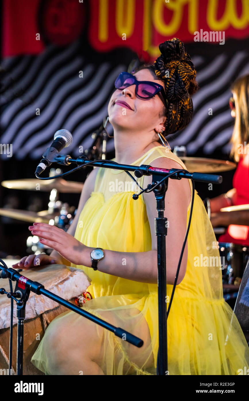 DANIELA SERNA CUEVAS sur precussion LADAMA pour effectuer au 61e Festival de jazz de Monterey - Monterey, Californie Banque D'Images