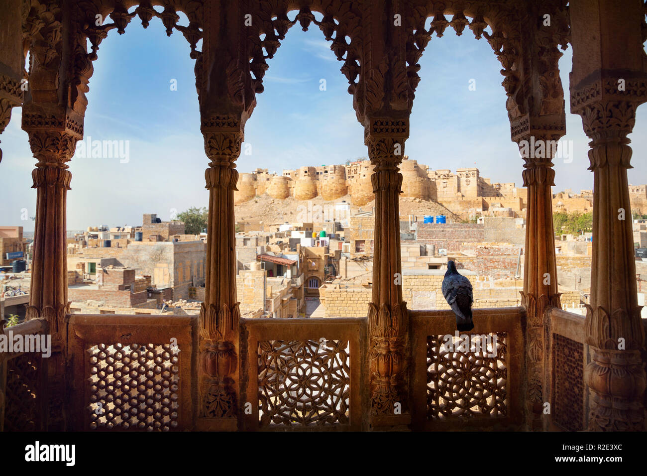 Ville et fort Jaisalmer vue depuis l'ancienne Haveli balcon au Rajasthan, Inde Banque D'Images