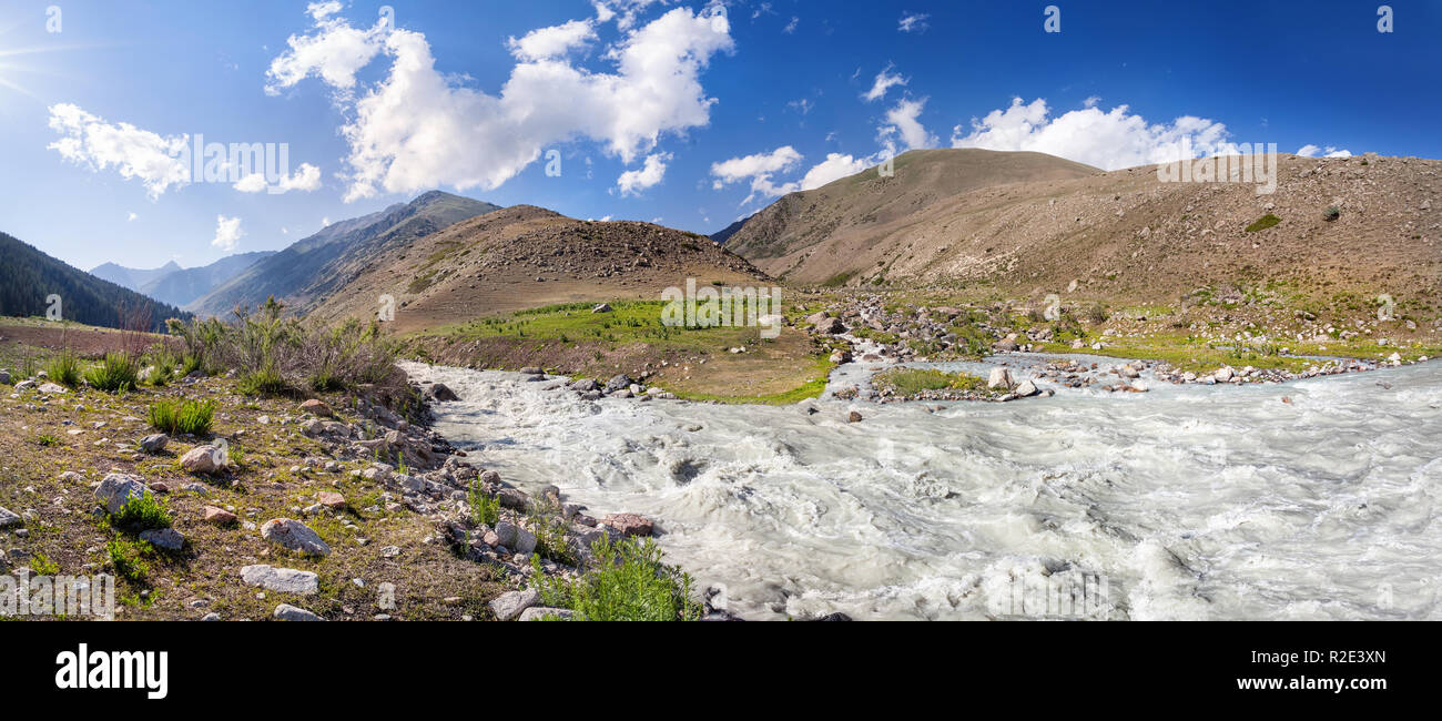 Mountain muddy river gorge Gregory en Asie centrale, au Kirghizistan Banque D'Images