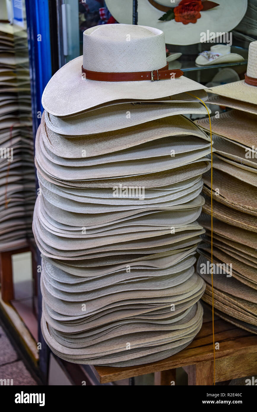 Arequipa, Pérou - 7 octobre 2018 - Arequipenan traditionnels chapeaux pour  la vente à un décrochage dans le marché central de San Camileo Photo Stock  - Alamy