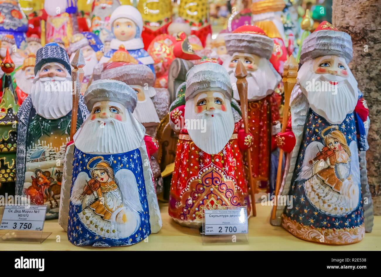 Ornements De Noel Colore De Pere Noel Russe Ou Ded Moroz Grand Pere Gel Sur L Affichage En Vente Sur Une Etagere Avec Une Etiquette De Prix Dans Un Souvenir Sho Photo Stock