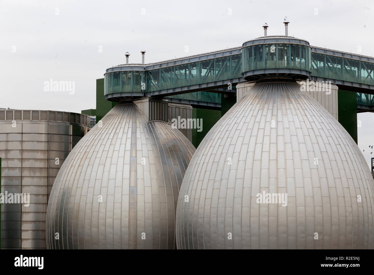 Œufs de digesteur de l'usine de traitement des eaux usées de Newtown Creek, Brooklyn, New York. Banque D'Images