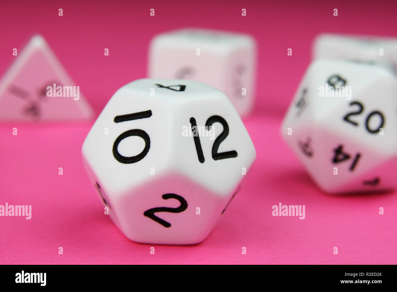 Ensemble de solides platoniciens régulier complet blanc sur fond rose dés Banque D'Images