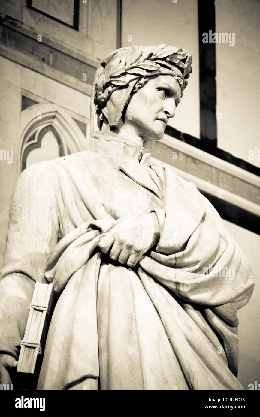 Statue de Dante Alighieri dans la place Santa Croce à Florence en noir et blanc Banque D'Images