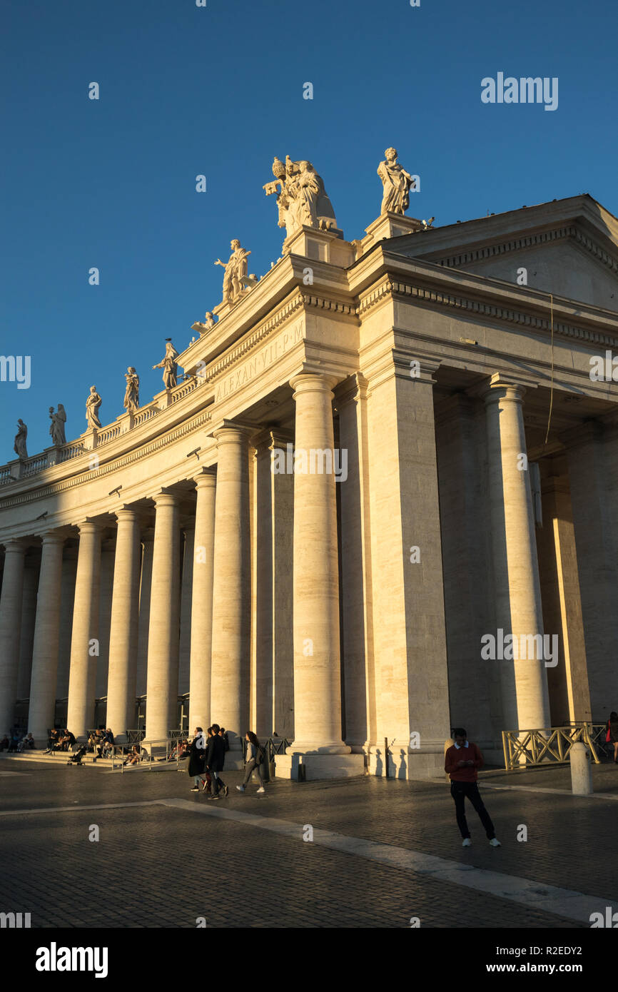 11/09/2018 - Rome, Italie : colonnes de St Peters Square avec les touristes de l'éclairage au coucher du soleil Banque D'Images