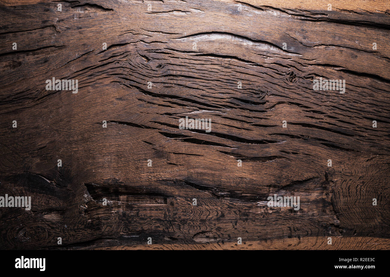 Vieux Fond en bois brun avec noeuds et fissures.Close-up. Banque D'Images