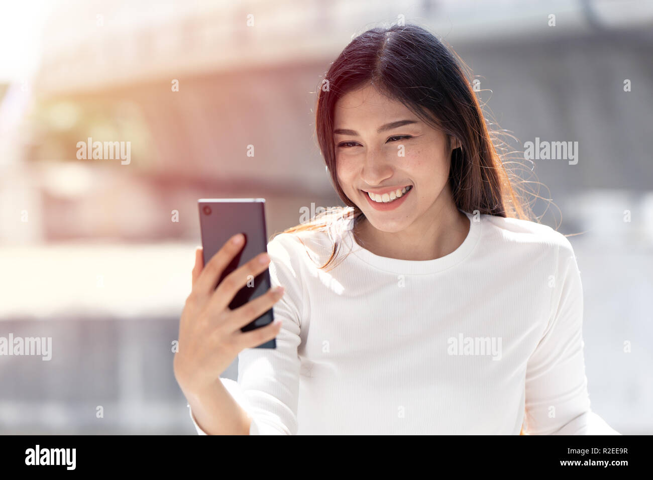 Portrait asian girl smile à appeler pour écran smartphone ou selfies appel vidéo. Banque D'Images