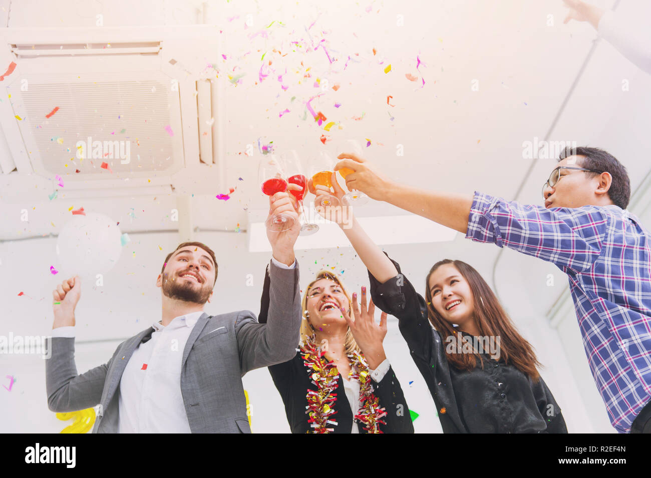 Bonne année partie colorée en fonction des gens d'affaires du plaisir ensemble mélanger la race. Banque D'Images