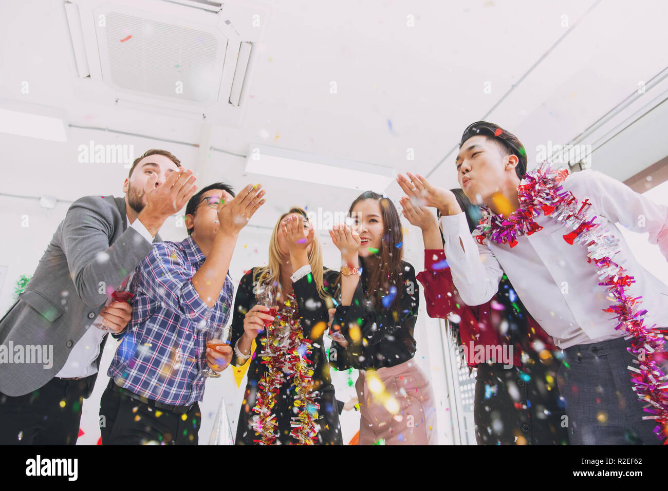 Bonne année partie colorée en fonction des gens d'affaires du plaisir ensemble mélanger la race. Banque D'Images