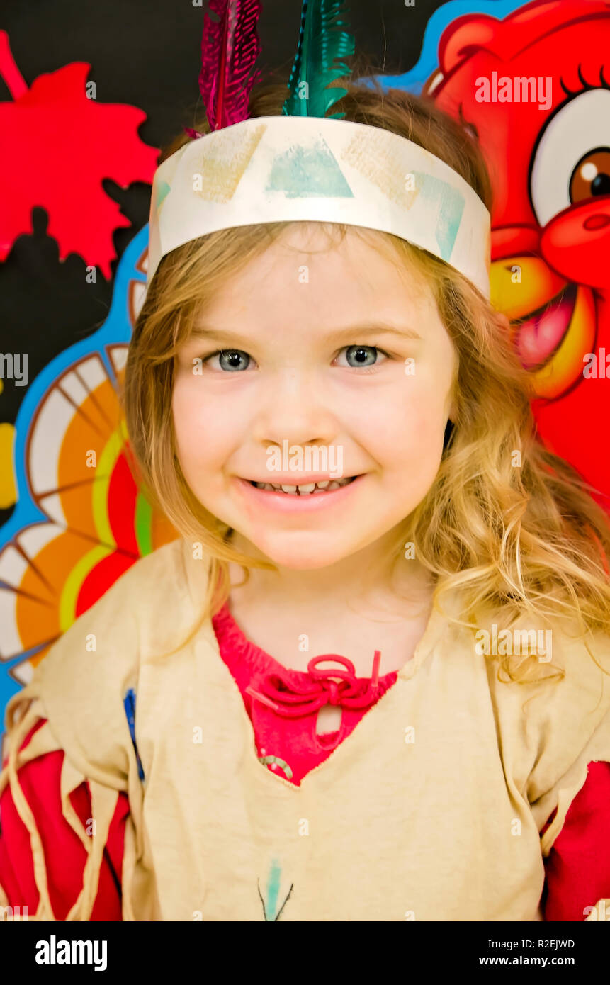 Une école qui s'élève est habillé pour l'action de grâce dans un Indien de l'Amérique du costume, le 21 novembre 2012, à Columbus, Mississippi. Banque D'Images