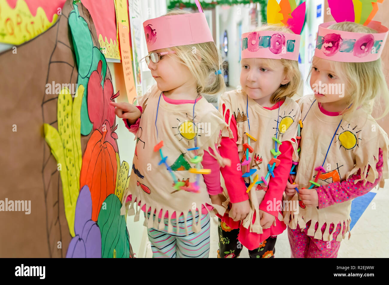 L'école maternelle Les élèves sont habillés pour l'action de grâce au Native American Indian costumes, le 21 novembre 2012, à Columbus, Mississippi. Banque D'Images