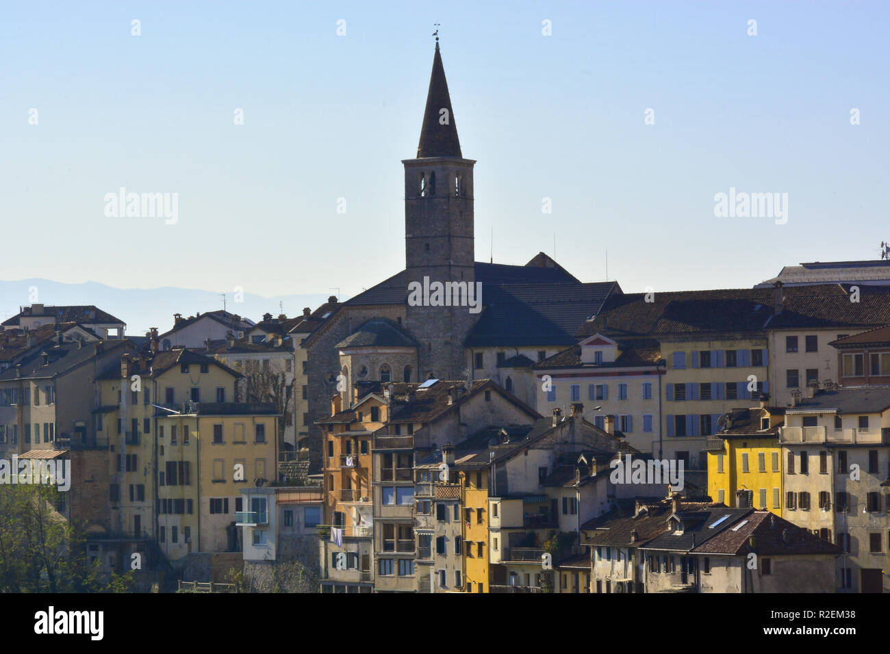 La belle ville de Belluno, entouré par les Dolomites, traversée par le fleuve Piave sacré pour la patrie Banque D'Images