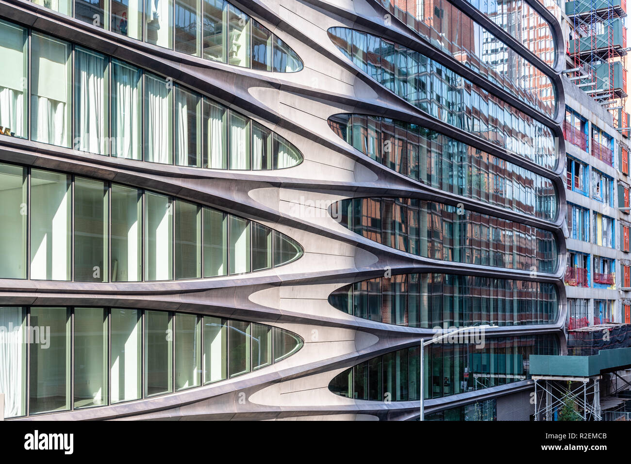La ville de New York, USA - 22 juin 2018 : vue extérieure de résidences en copropriété, un bâtiment moderne conçu par Zaha Hadid Architects le long de la ligne haute Banque D'Images