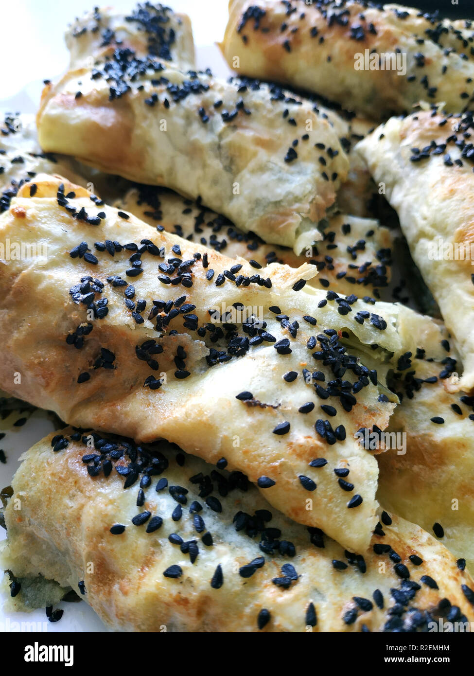 Pièces découpées avec les légumes. lavash Burek avec épinards et fromage et de cumin noir. Yufka Banque D'Images