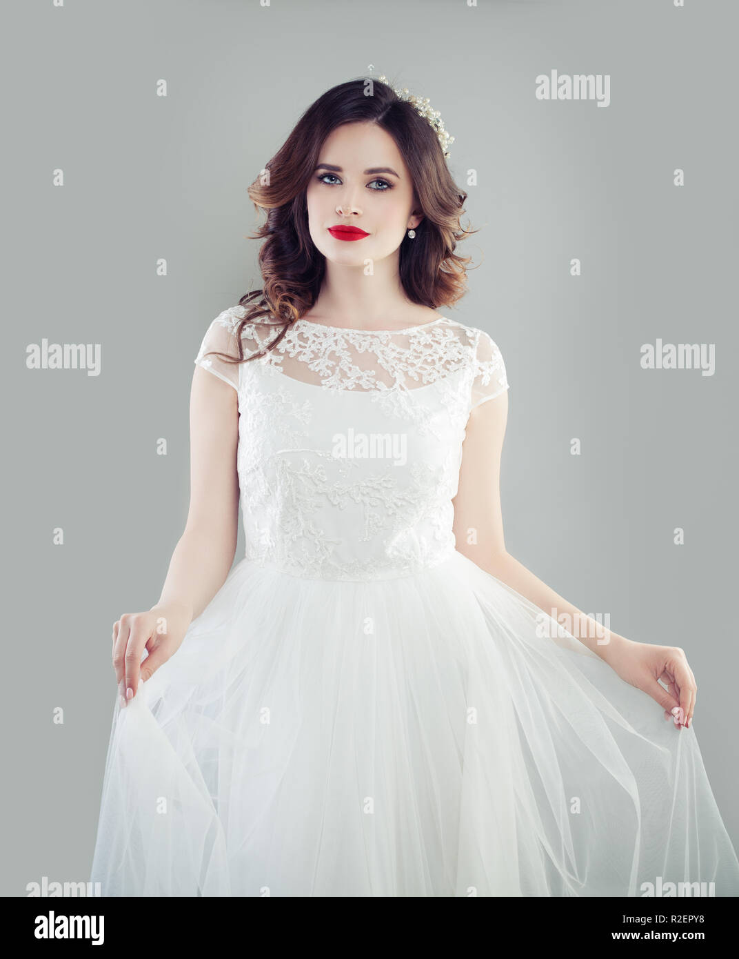 Belle Mariée Femme Portant Robe De Mariage à La Mode Banque