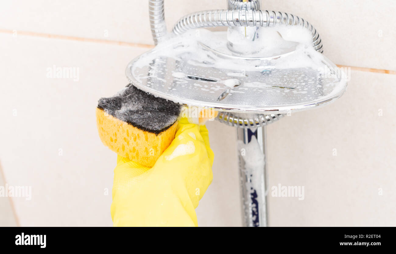 Barre de douche métallique avec porte-savon à nettoyer à l'éponge orange close-up Banque D'Images