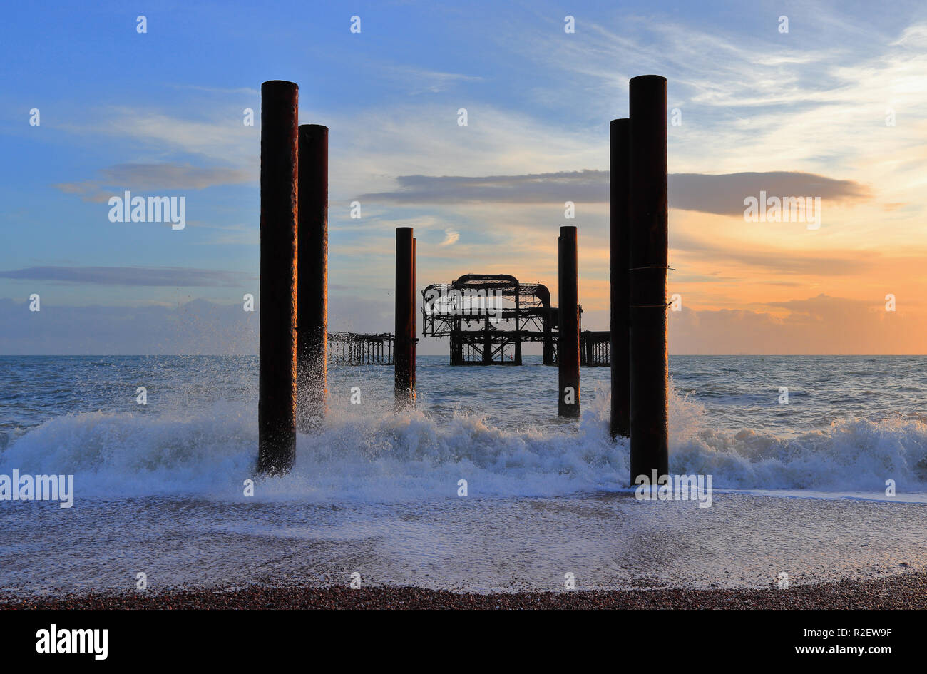 Le squelette d'acier historique de Brighton West Pier dans le surf. La côte sud de l'Angleterre, station balnéaire de Brighton et Hove, East Sussex, Royaume-Uni Banque D'Images