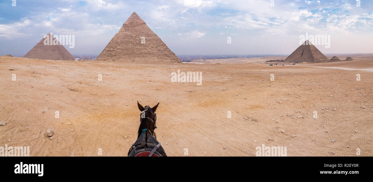Soir désert et pyramides de Gizeh avec un cheval sur le premier plan, pas de touristes, près du Caire, Égypte. Grande pyramide de Gizeh, pyramide de Khafré, patrimoine de l'UNESCO. Banque D'Images