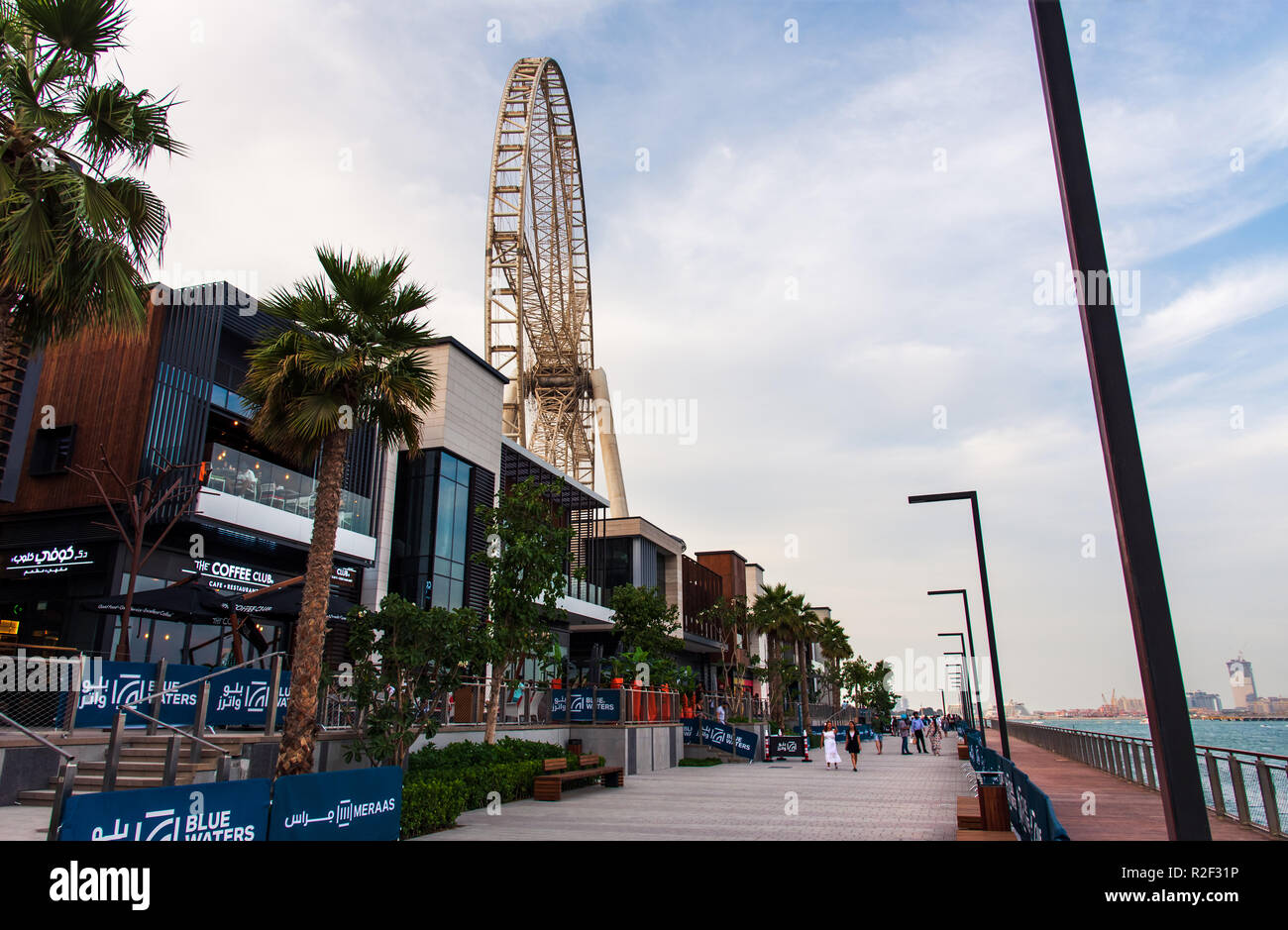 Dubaï, Émirats arabes unis - 16 novembre 2018 : Bluewaters island, promenade au coucher du soleil, la nouvelle zone piétonne avec centre commercial et restaurants, nouvellement ope Banque D'Images