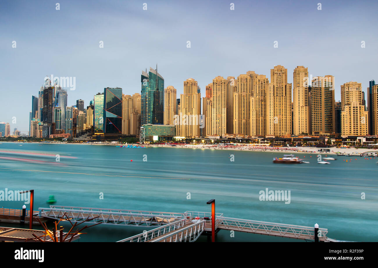Dubaï, Émirats arabes unis - 16 novembre 2018 : vue panoramique de JBR, Jumeirah Beach Residence populaires Voyage à Dubaï un complexe de plage. Banque D'Images
