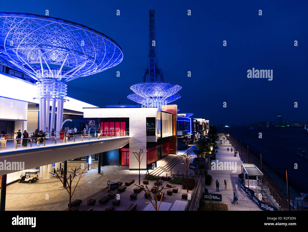 Dubaï, Émirats arabes unis - 16 novembre 2018 : Bluewaters promenade de l'île dans la nuit, nouvelle zone piétonne avec restaurants et centre commercial, à l'ouverture Banque D'Images