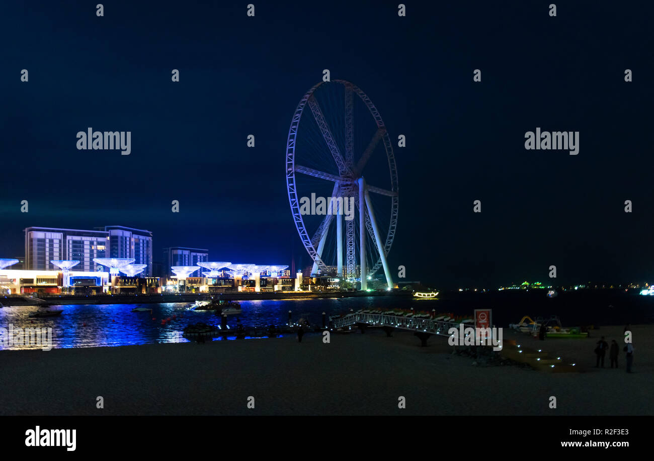 Dubaï, Émirats arabes unis - 16 novembre 2018 : Bluewaters island la nuit, nouvelle zone piétonne avec restaurants, centre commercial et de loisirs nouvellement ouvert Banque D'Images