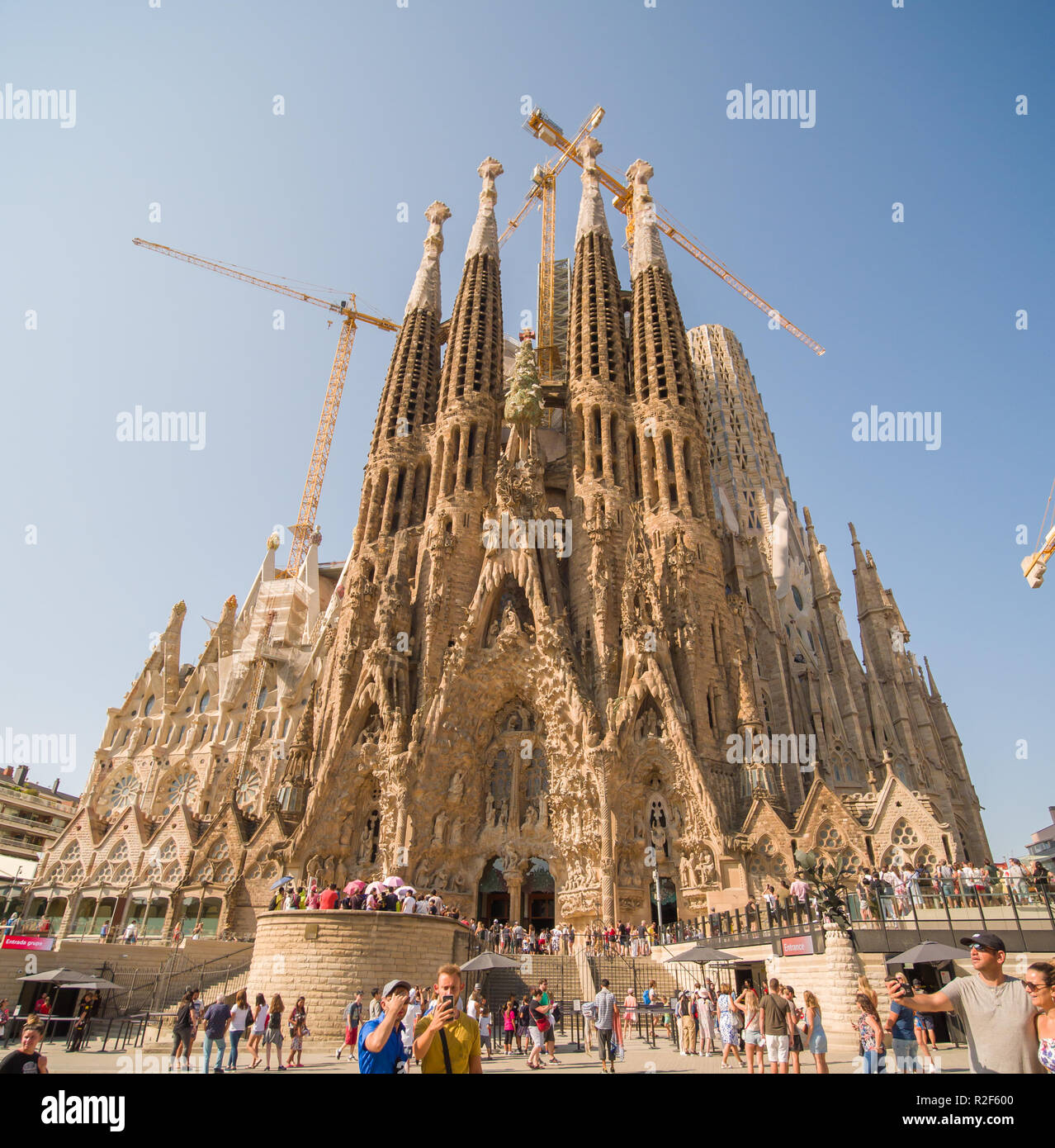 Barcelone, Espagne - 5 août 2018 : La Sagrada Familia en espagnol. Vue sur les hautes tours en construction. Banque D'Images