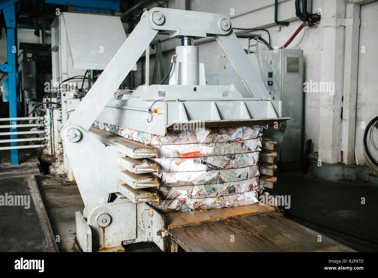 Équipement spécial pour appuyer sur le gaspillage de papier lors d'une usine de tri des déchets pour plus d'élimination ou de recyclage. Banque D'Images